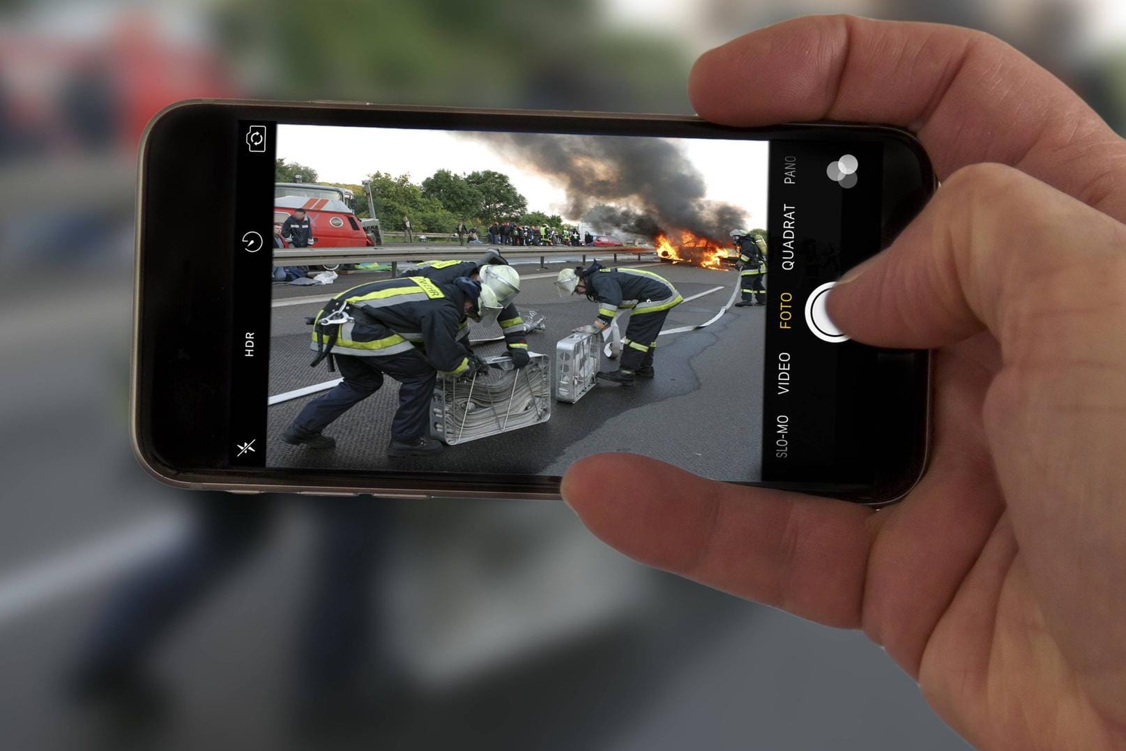 Ein Passant filmt einen Unfall mit dem Smartphone: Gaffer behindern immer wieder mit Ihrem Verhalten Rettungskräfte. Ein Passant filmt einen Unfall mit dem Smartphone: Gaffer behindern immer wieder mit Ihrem Verhalten Rettungskräfte.