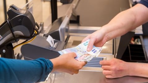 An vielen Supermarkt-Kassen bekommen Kunden mittlerweile Bargeld. An vielen Supermarkt-Kassen bekommen Kunden mittlerweile Bargeld.