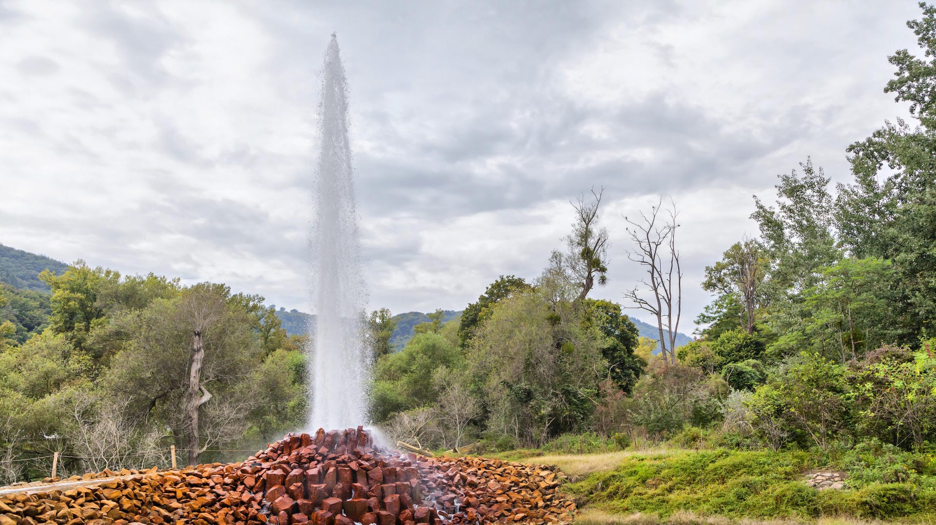 Wasserfontäne des Kaltwassergeysirs Andernach: Zu Beginn des 20. Jahrhunderts hielten Menschen das blubbernde Wasser für Faulgase. Wasserfontäne des Kaltwassergeysirs Andernach: Zu Beginn des 20. Jahrhunderts hielten Menschen das blubbernde Wasser für Faulgase.