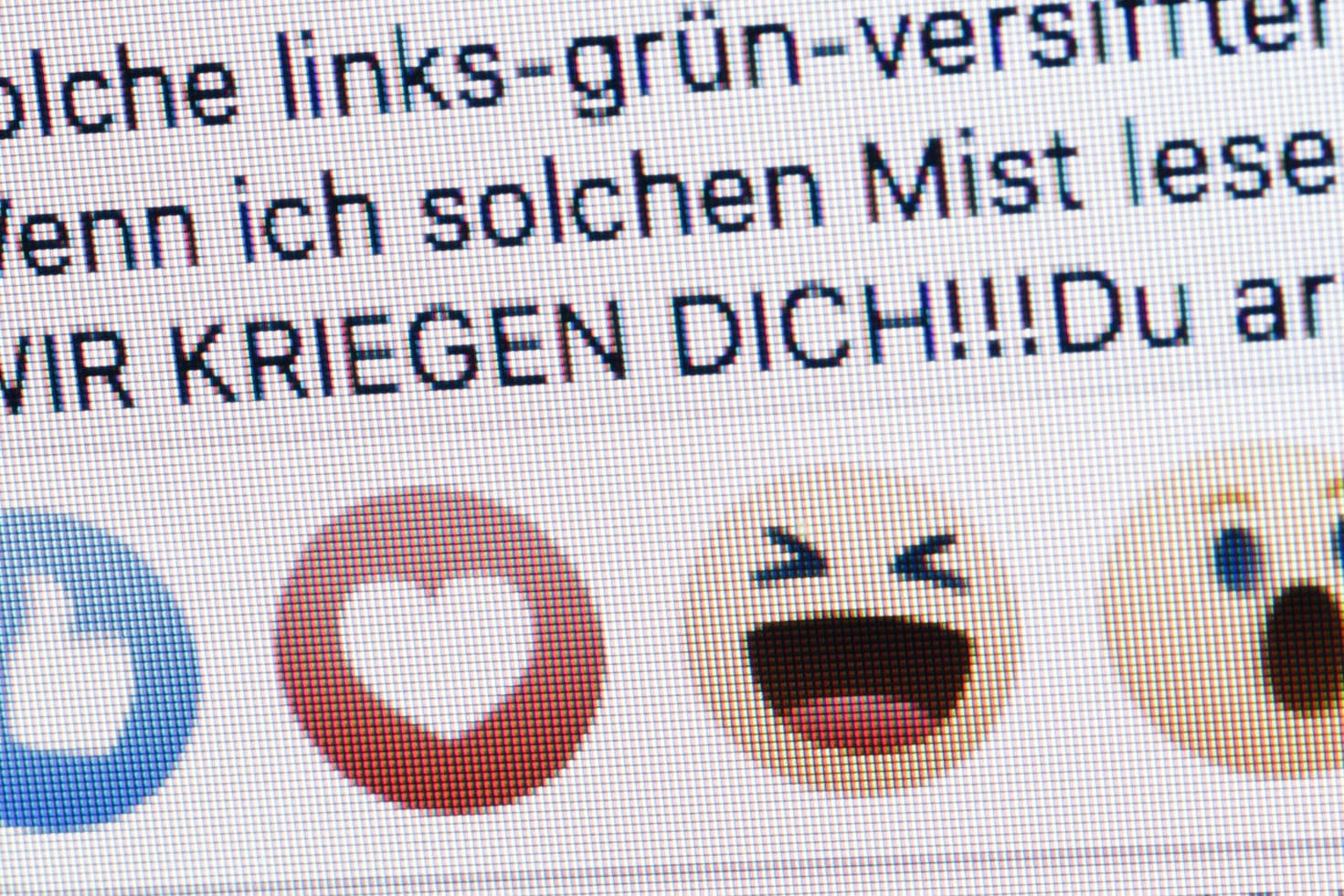Gestellte Aufnahme eines Hasskommentars: In Sozialen Netzwerken verlieren viele Anhänger von AfD und Pegida ihre Hemmungen. Gestellte Aufnahme eines Hasskommentars: In Sozialen Netzwerken verlieren viele Anhänger von AfD und Pegida ihre Hemmungen.