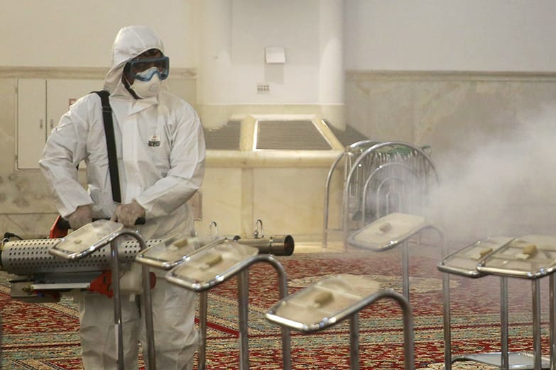 Moschee im nordöstlichen Maschhad: Helfer im Iran versprühen im Kampf gegen den neuartigen Coronavirus Desinfektionsmittel.