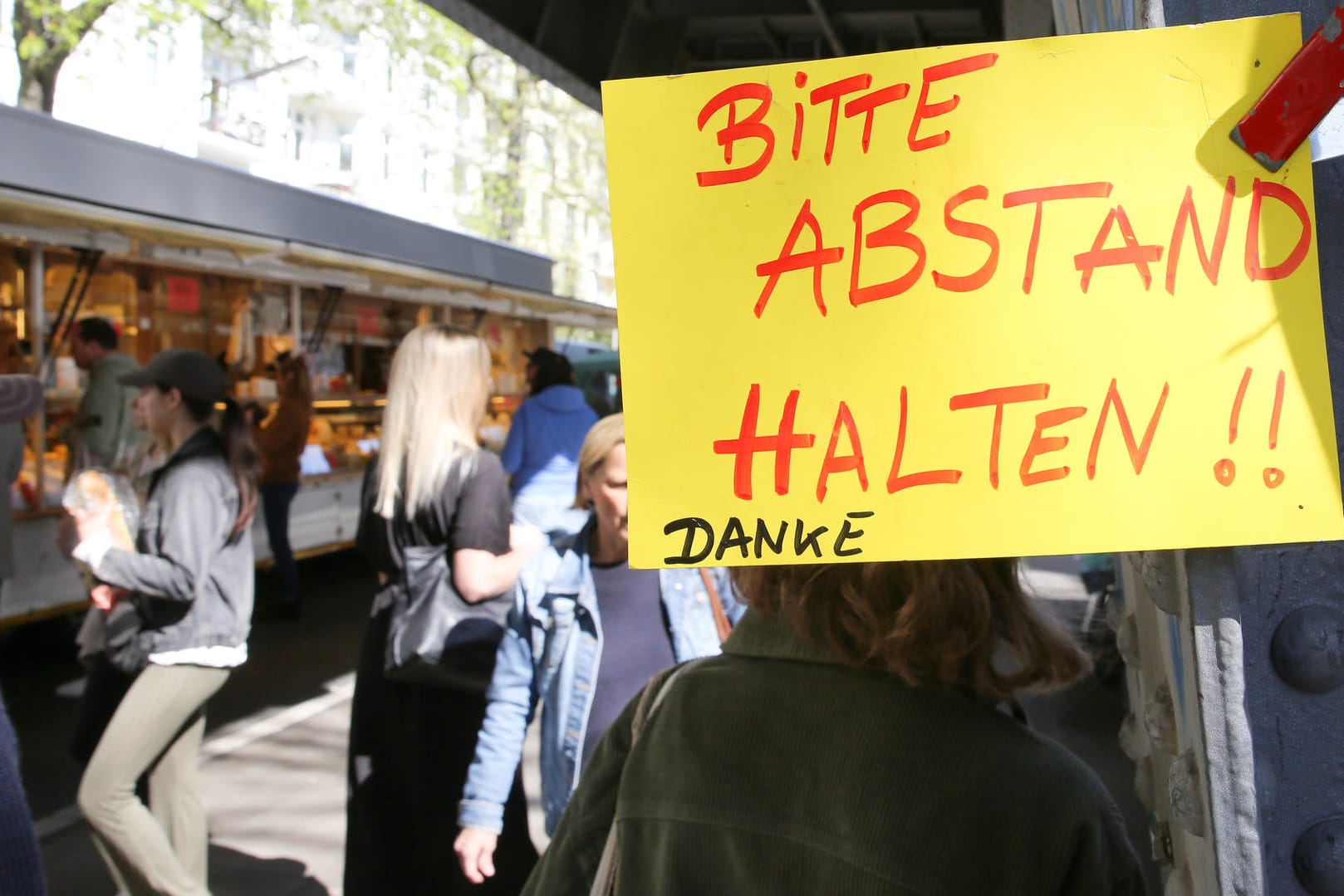 Ein Hinweisschild in Hamburg: Näher als 1,5 Meter sollten sich die Bürger im Alltag nicht nähern - und das seit knapp vier Wochen. Am Mittwoch haben sich Bund und Länder beraten, um über das weitere Vorgehen bei den Corona-Maßnahmen zu beraten. Ein Hinweisschild in Hamburg: Näher als 1,5 Meter sollten sich die Bürger im Alltag nicht nähern - und das seit knapp vier Wochen. Am Mittwoch haben sich Bund und Länder beraten, um über das weitere Vorgehen bei den Corona-Maßnahmen zu beraten.