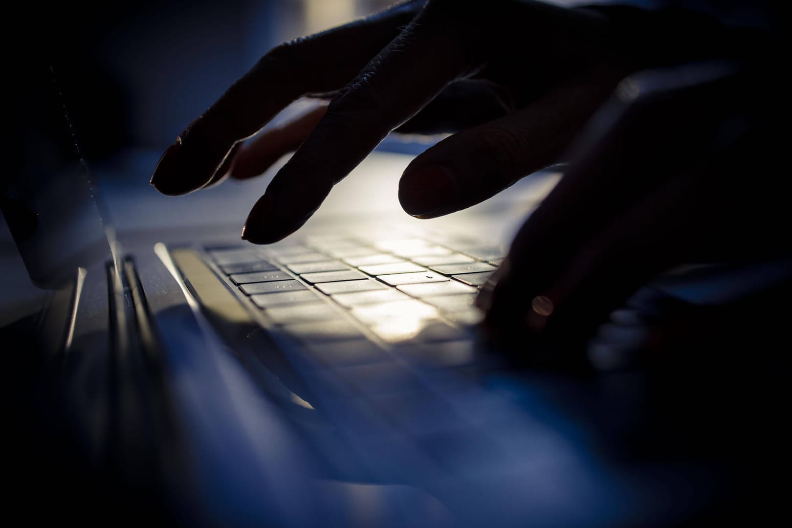 Ein Nutzer an einem Rechner (Symbolbild): Es gibt viele Möglichkeiten, sein Online-Konto zu schützen. Ein Nutzer an einem Rechner (Symbolbild): Es gibt viele Möglichkeiten, sein Online-Konto zu schützen.