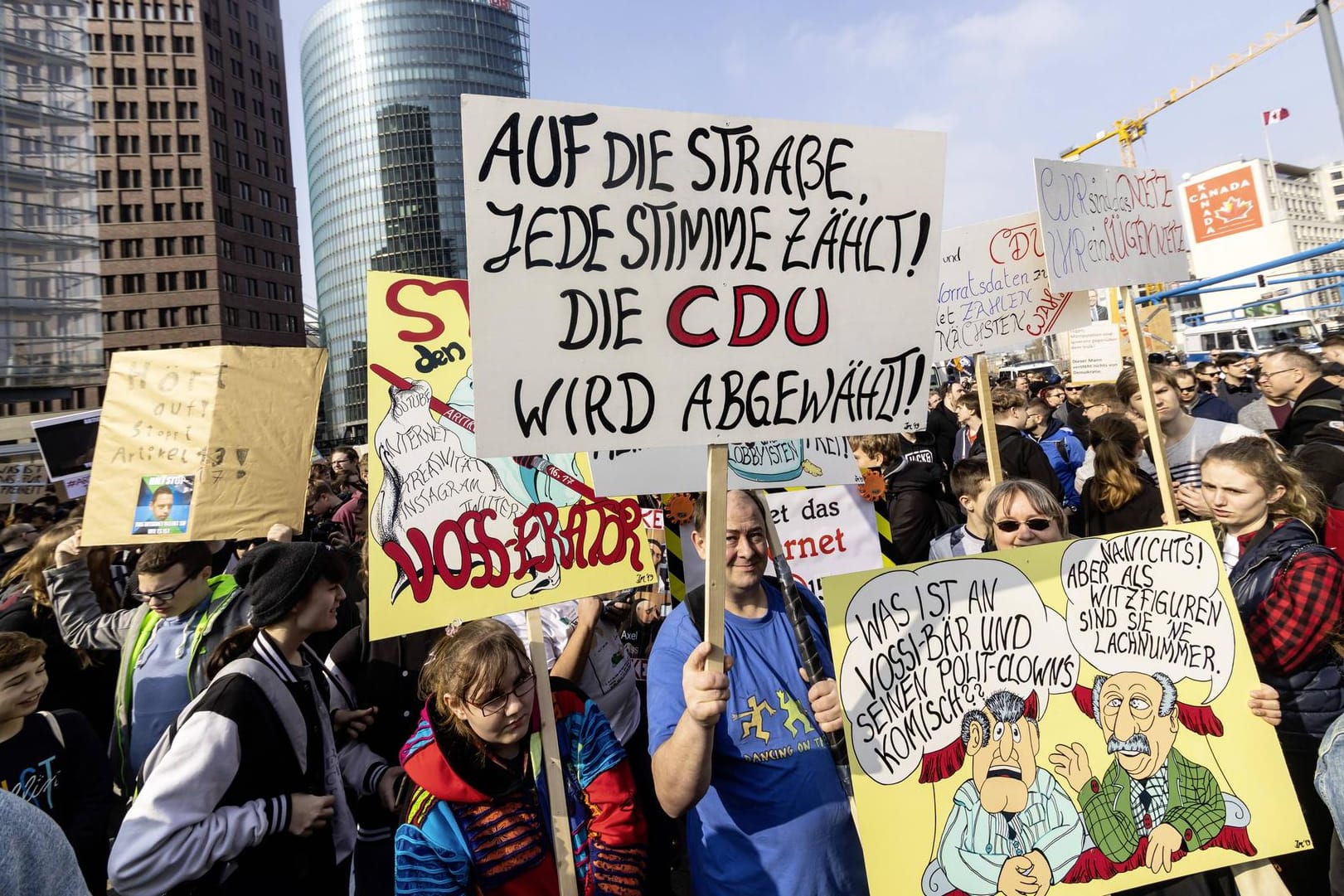 Ein Demo gegen Uploadfilter im März 2019: Damals zeigten Demonstranten auch Plakate gegen die CDU. Ein Demo gegen Uploadfilter im März 2019: Damals zeigten Demonstranten auch Plakate gegen die CDU.