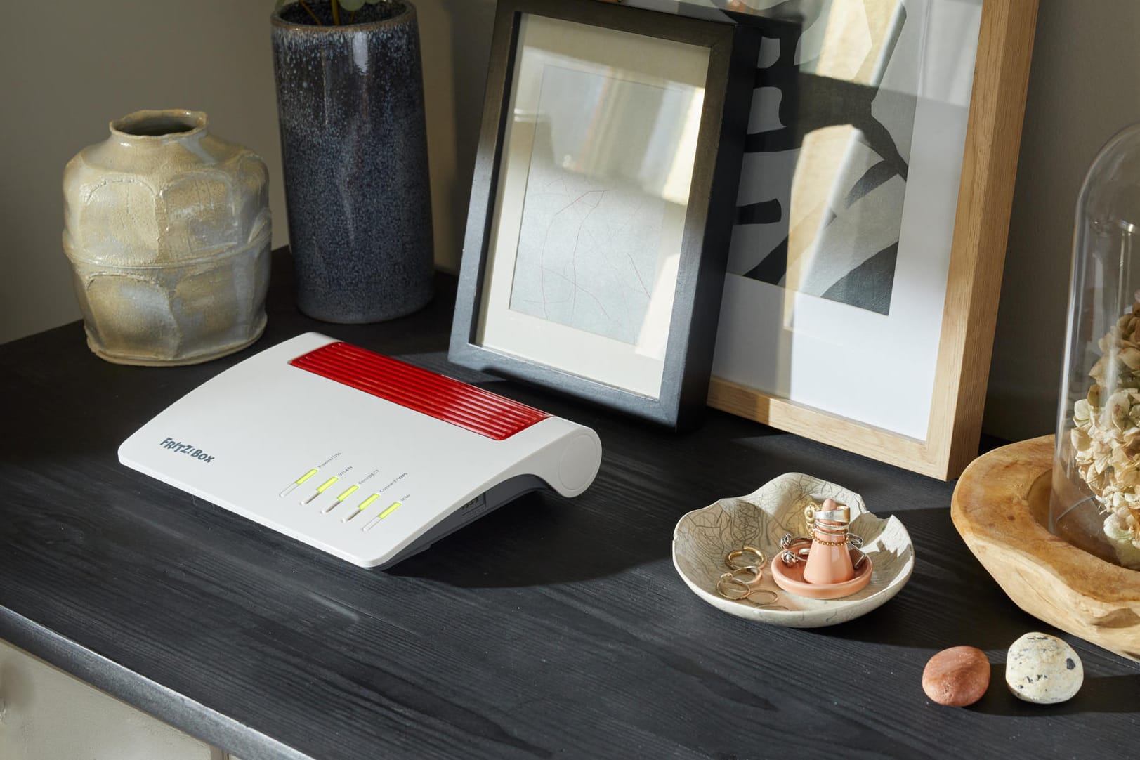 Die neue Wi-Fi-6-fähige Fritzbox 7590 AX (ca. 269 Euro) steht auf einer Kommode: Ihr Gehäuse hat AVM gegenüber der Vorgängerin 7590 praktisch nicht geändert. Die neue Wi-Fi-6-fähige Fritzbox 7590 AX (ca. 269 Euro) steht auf einer Kommode: Ihr Gehäuse hat AVM gegenüber der Vorgängerin 7590 praktisch nicht geändert.