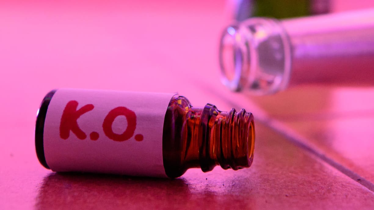 K.-o.-Tropfen: Die Drogen werden oft in Zusammenhang mit Straftaten wie sexuellen Übergriffen in Getränke oder Essen gemischt. K.-o.-Tropfen: Die Drogen werden oft in Zusammenhang mit Straftaten wie sexuellen Übergriffen in Getränke oder Essen gemischt.