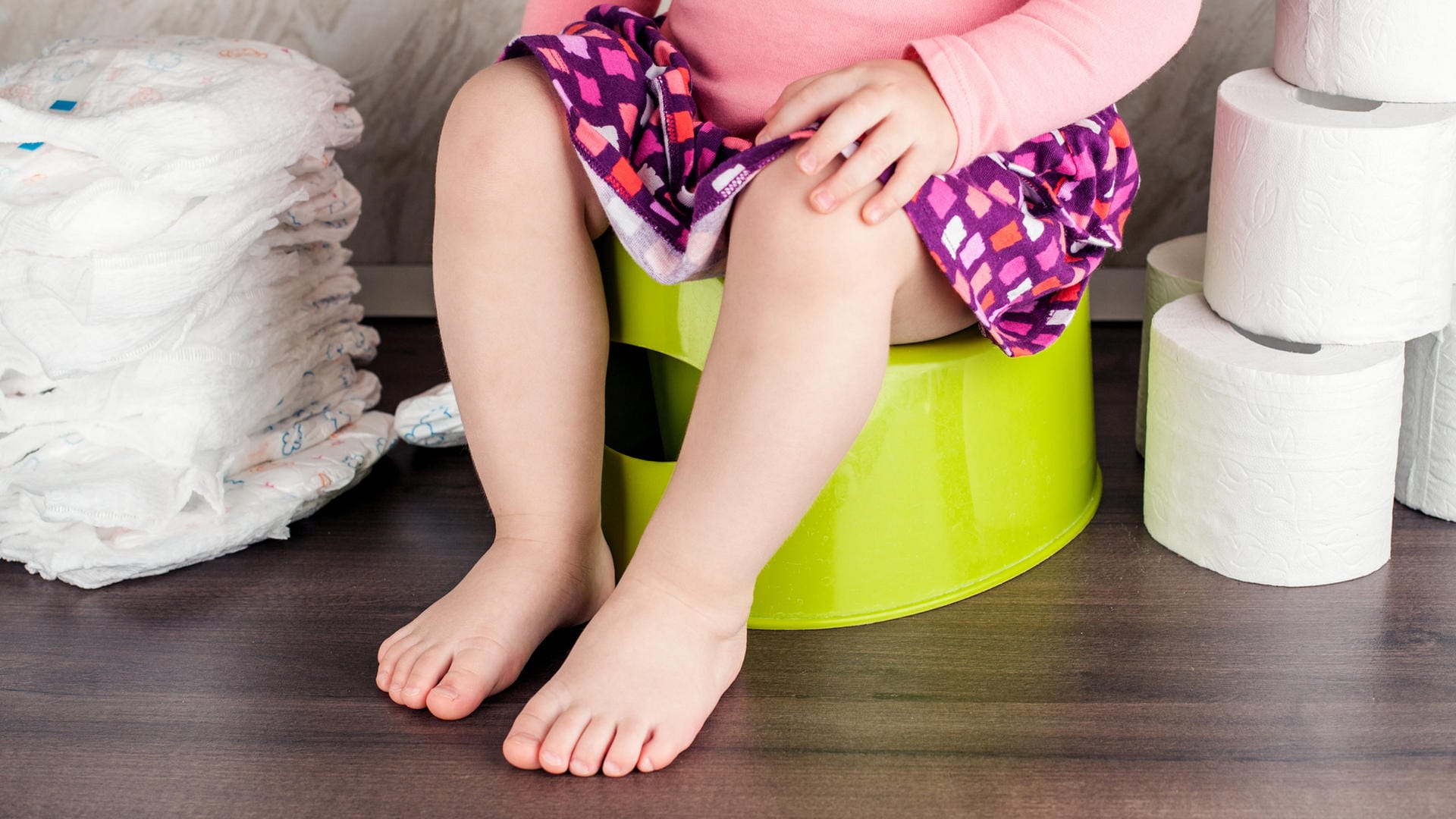 Windel oder Töpfchen: Mit zweieinhalb bis drei Jahren sind Kinder alt genug, um aufs Töpfchen oder auf die Toilette zu gehen. Windel oder Töpfchen: Mit zweieinhalb bis drei Jahren sind Kinder alt genug, um aufs Töpfchen oder auf die Toilette zu gehen.