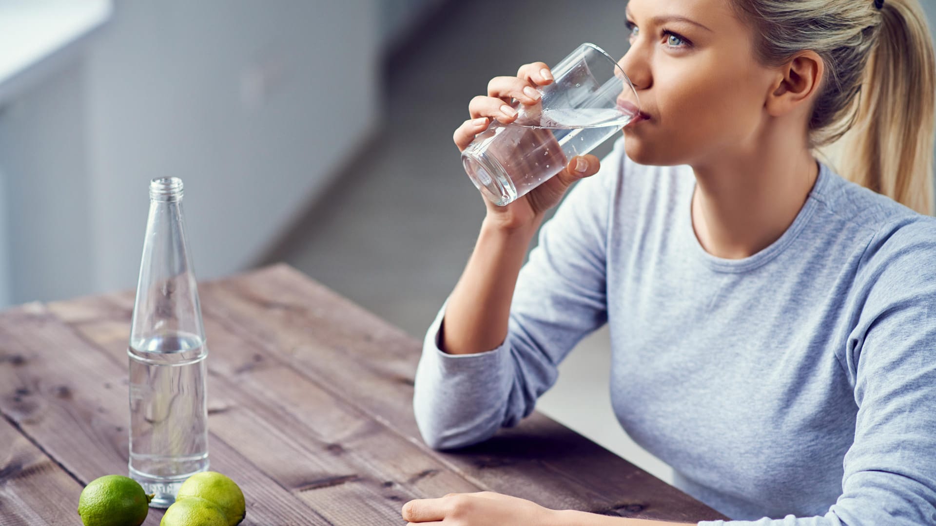 Wasser ist der ultimative Durstlöscher. Sie können es ohne oder mit Kohlensäure versetzt kaufen oder direkt aus dem Wasserhahn abfüllen und trinken.