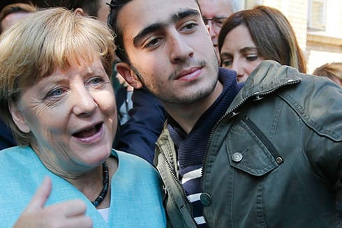 Selfie mit der Kanzlerin: Angela Merkel besucht Flüchtlinge. Selfie mit der Kanzlerin: Angela Merkel besucht Flüchtlinge.