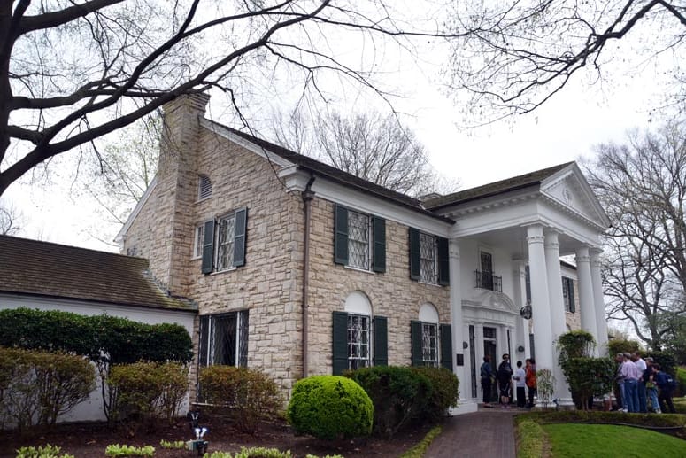 Hier lebte der King mit seiner Familie: Das Wohnhaus von Elvis Presley auf seinem früheren Anwesen Graceland. Heute ist das Anwesen ein Museum. Hier lebte der King mit seiner Familie: Das Wohnhaus von Elvis Presley auf seinem früheren Anwesen Graceland. Heute ist das Anwesen ein Museum.