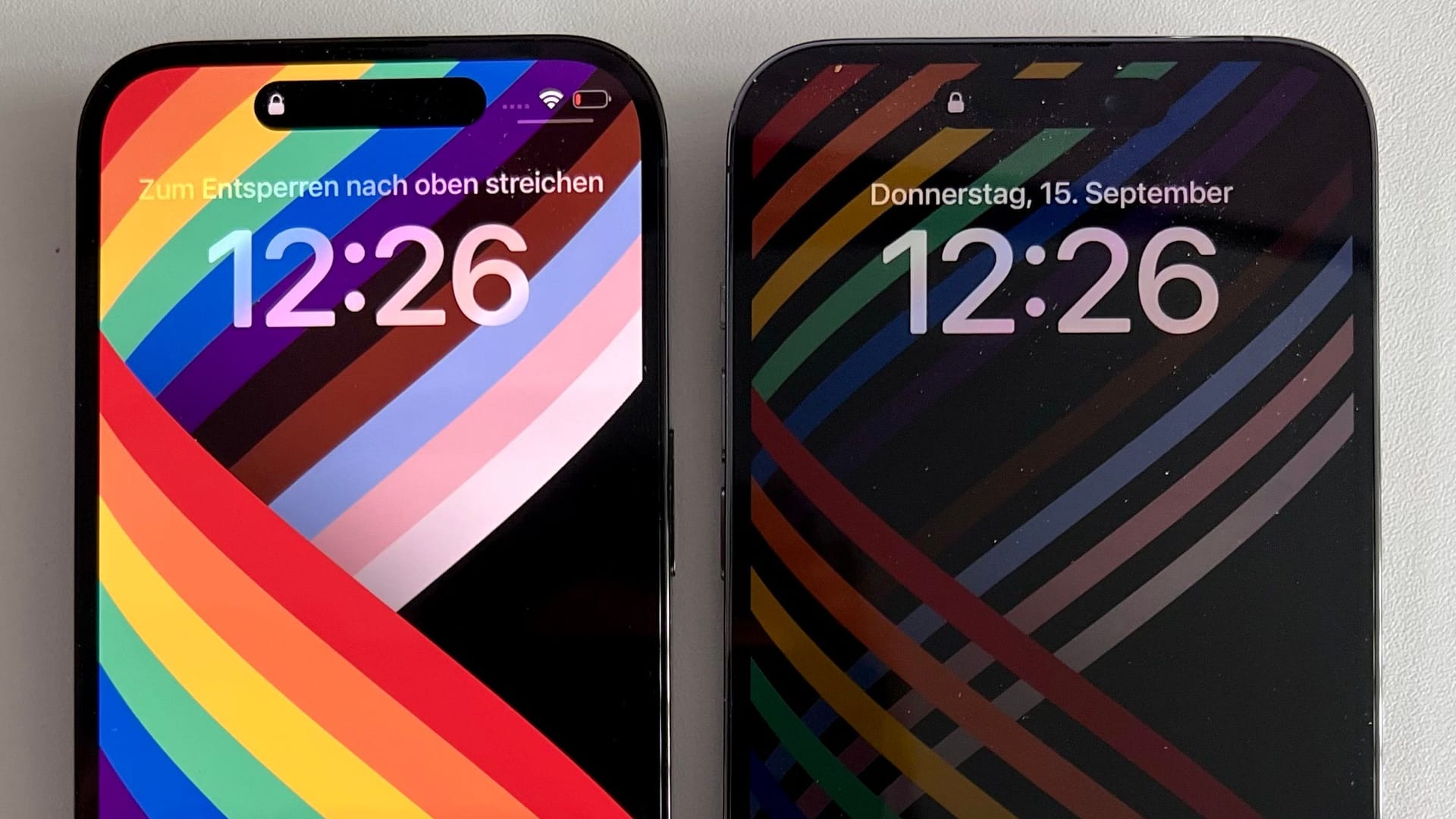 Das iPhone 14 Pro (links) und das iPhone 14 Pro Max: Das linke Telefon zeigt den aktiven Sperrbildschirm, das rechte den Always-On-Modus. Das iPhone 14 Pro (links) und das iPhone 14 Pro Max: Das linke Telefon zeigt den aktiven Sperrbildschirm, das rechte den Always-On-Modus.