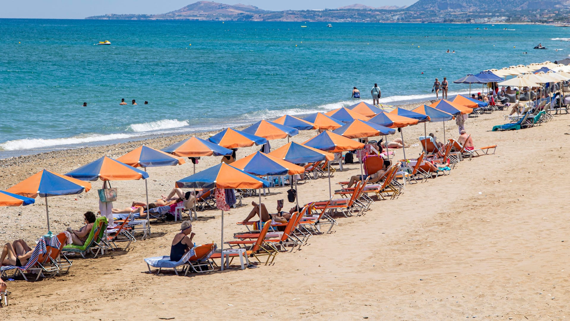 Touristen auf Kreta (Archivbild): Ein Erdbeben der Stärke 5,1 war zu spüren. Touristen auf Kreta (Archivbild): Ein Erdbeben der Stärke 5,1 war zu spüren.