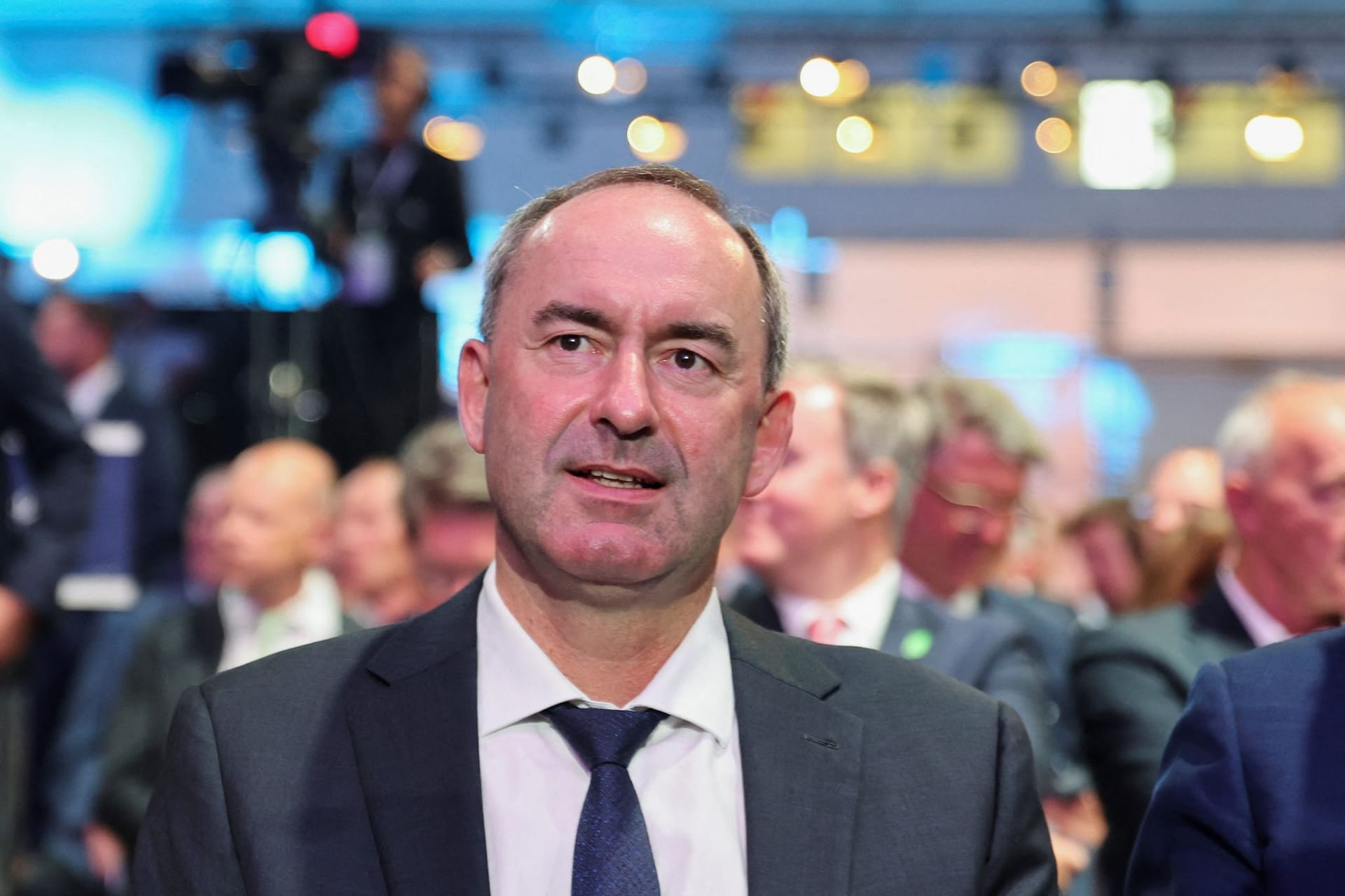 Hubert Aiwanger: Söder ließ seinen Stellvertreter trotz dessen Flugblattaffäre im Amt. Hubert Aiwanger: Söder ließ seinen Stellvertreter trotz dessen Flugblattaffäre im Amt.