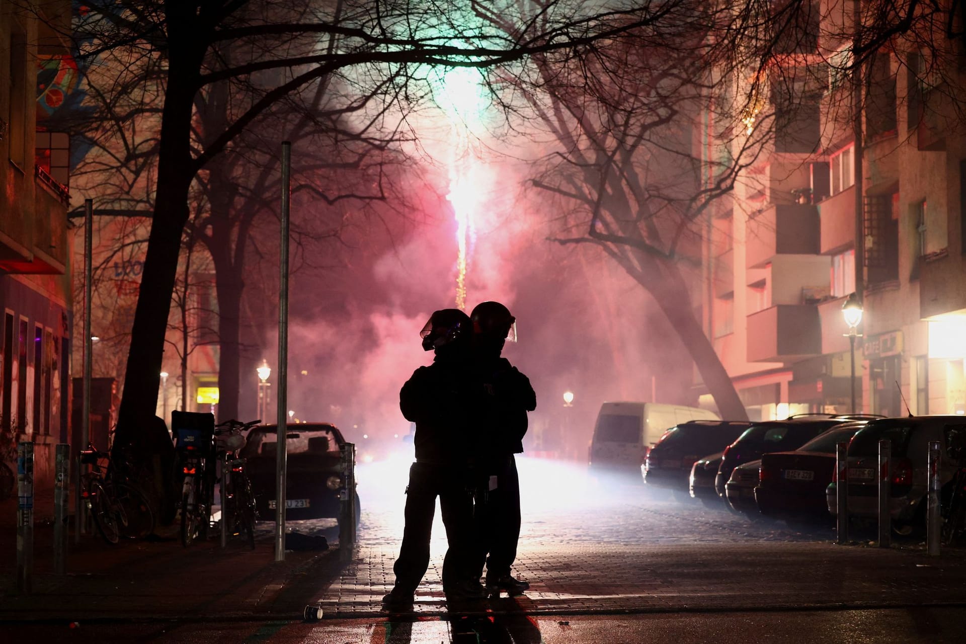 Polizisten in Berlin: Insgesamt 15 Beamte wurden in der Silvesternacht verletzt. Polizisten in Berlin: Insgesamt 15 Beamte wurden in der Silvesternacht verletzt.