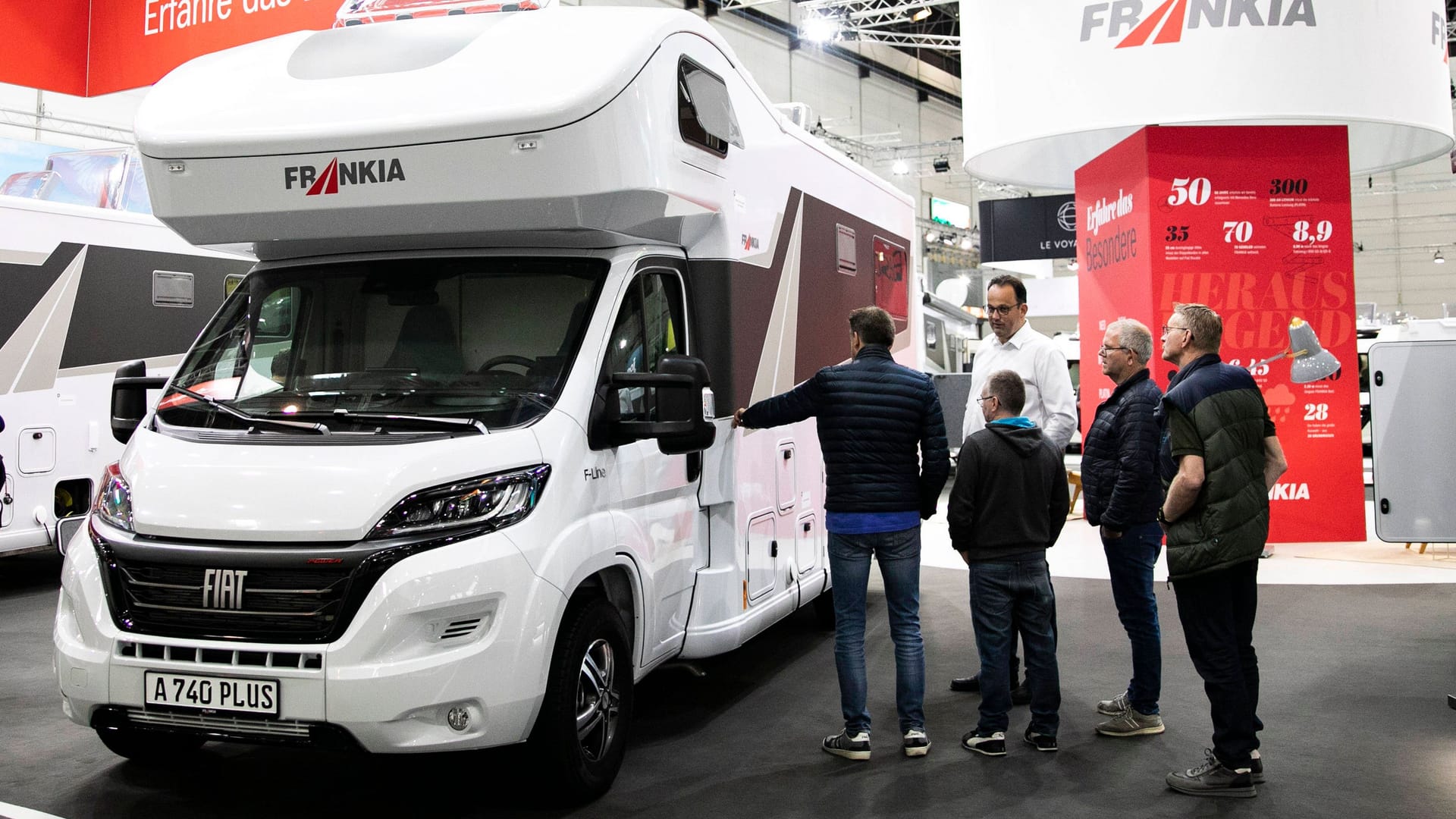 Erster Schritt zum neuen Wohnmobil: Messen wie der Düsseldorfer Caravan Salon zeigen alle wichtigen Neuheiten. So stattlich wie manche Modelle sind aber auch die folgenden Kosten. Erster Schritt zum neuen Wohnmobil: Messen wie der Düsseldorfer Caravan Salon zeigen alle wichtigen Neuheiten. So stattlich wie manche Modelle sind aber auch die folgenden Kosten.