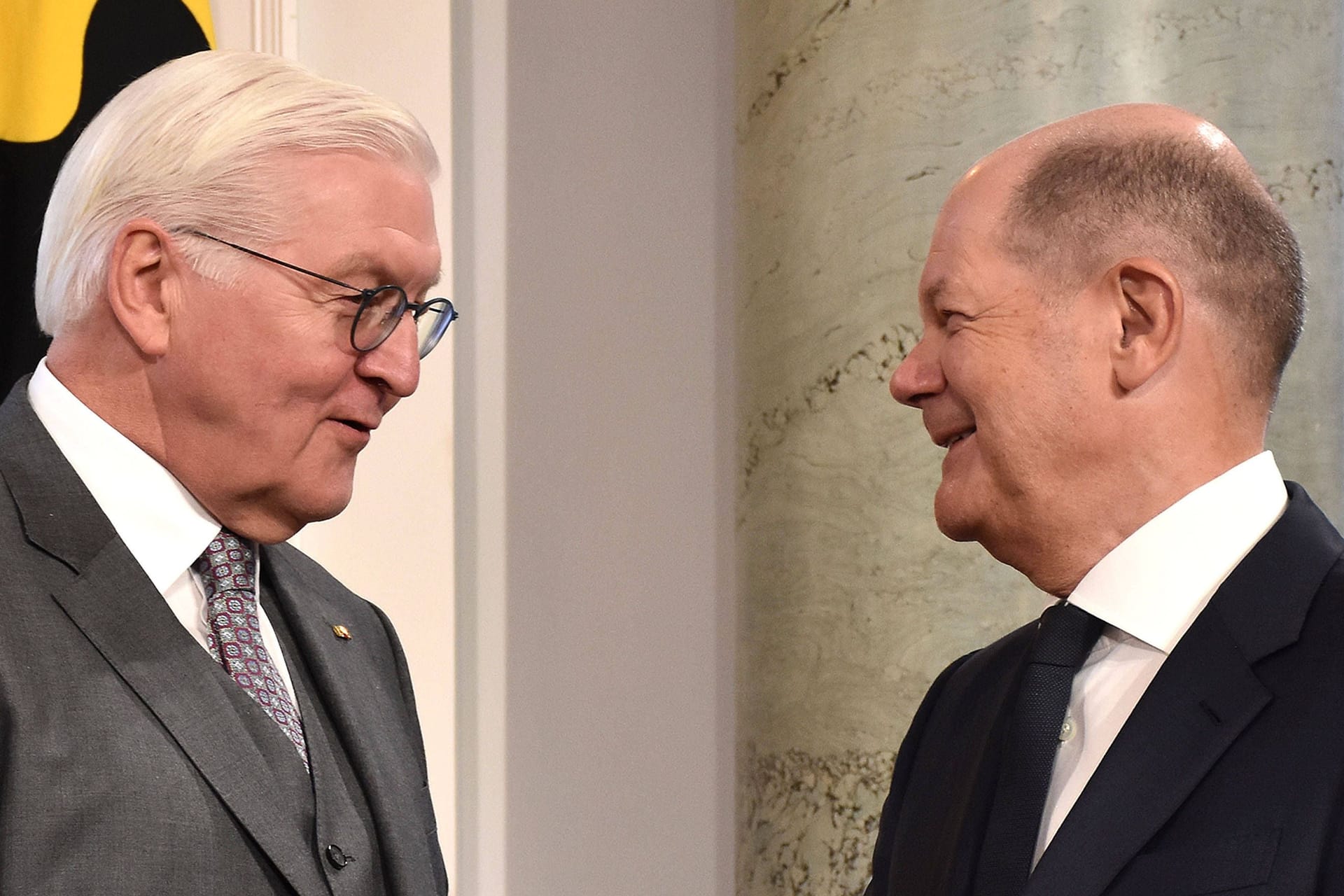 Bundespräsident Frank-Walter Steinmeier und Bundeskanzler Olaf Scholz: Sie gehören beide der SPD an. Bundespräsident Frank-Walter Steinmeier und Bundeskanzler Olaf Scholz: Sie gehören beide der SPD an.