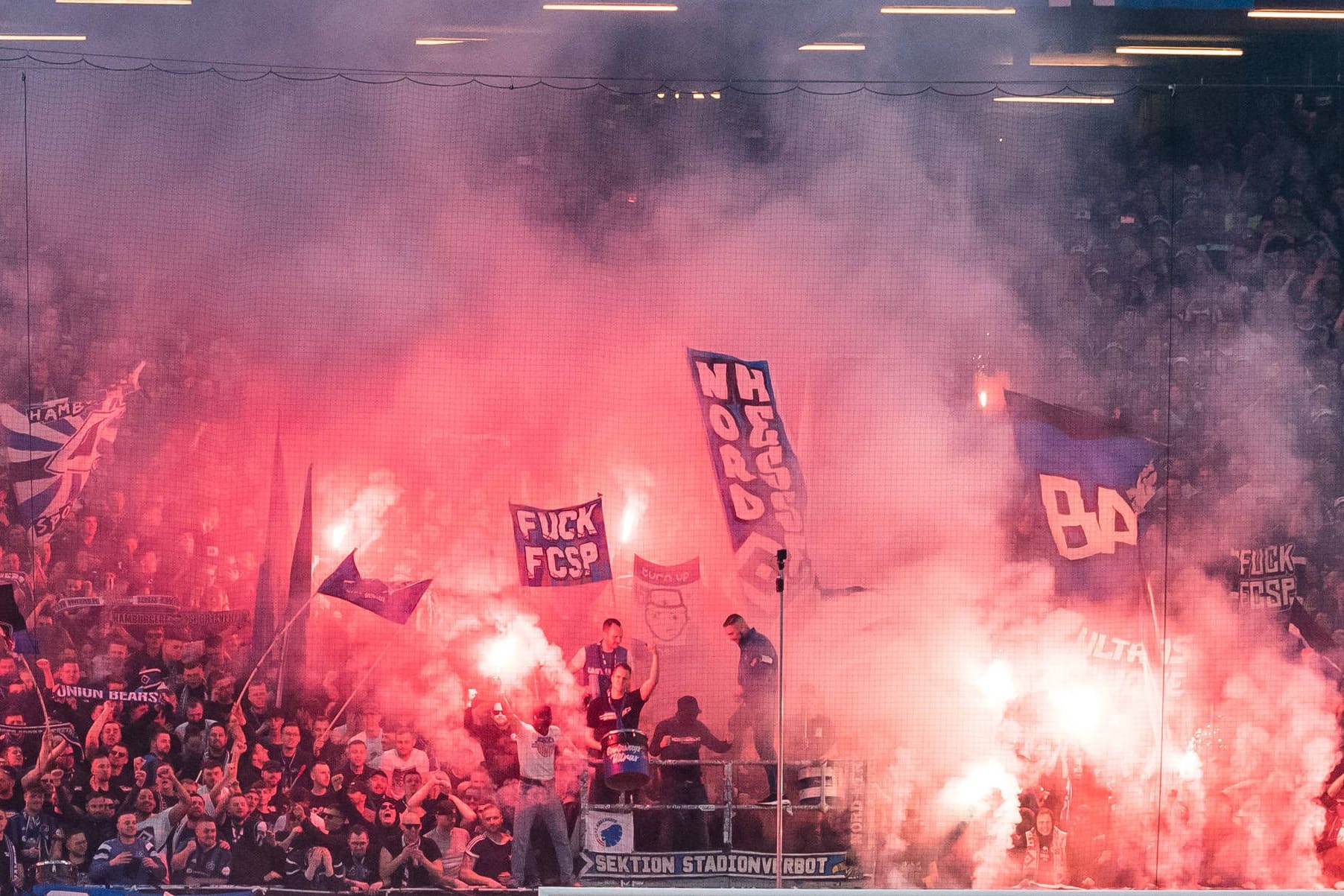 Leuchtfackeln, Flaggen und Banner auf der Nordtribüne: Auch heute werden HSV-Fans wieder alles beim Derby gegen den FC St. Pauli geben. Leuchtfackeln, Flaggen und Banner auf der Nordtribüne: Auch heute werden HSV-Fans wieder alles beim Derby gegen den FC St. Pauli geben.