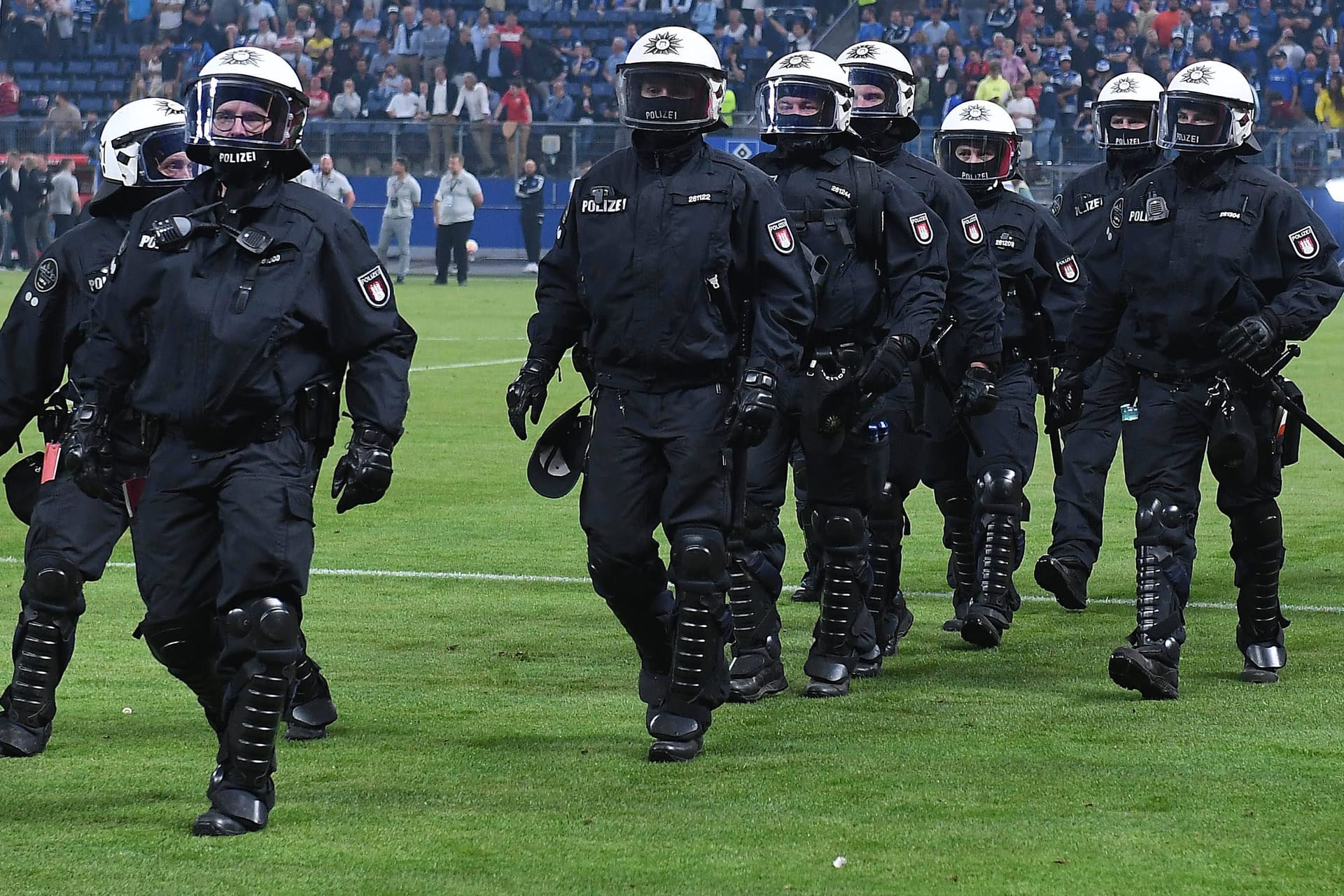 Polizisten stehen nach einem HSV-Spiel auf dem Rasen (Archivbild): Das Volksparkstadion wird ein zentraler Einsatzort während der EM. Polizisten stehen nach einem HSV-Spiel auf dem Rasen (Archivbild): Das Volksparkstadion wird ein zentraler Einsatzort während der EM.