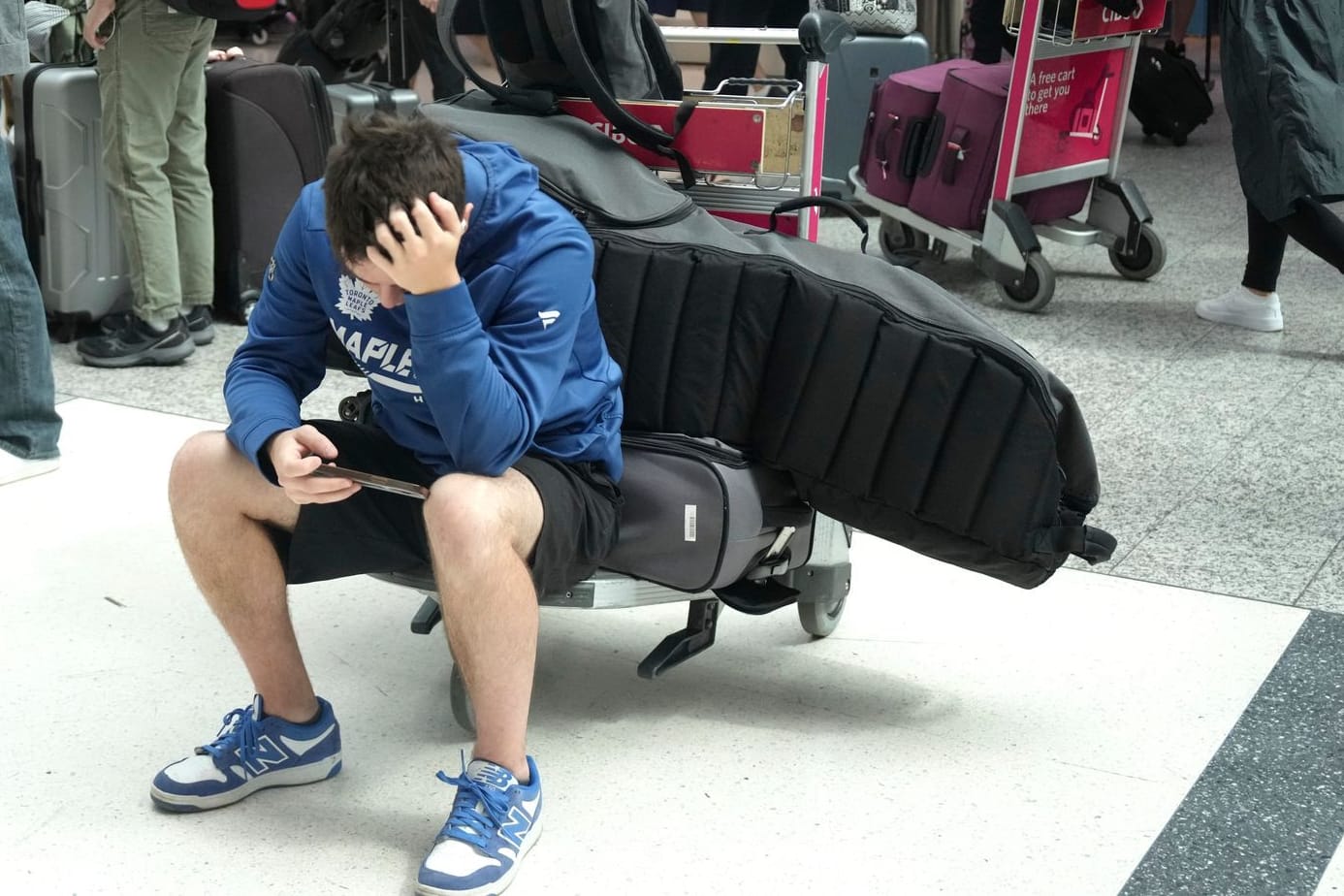 Gestrandete Urlauber am Flughafen: Beim globalen IT-Crash am 19. Juli wurden auch viele Flughäfen lahmgelegt. Gestrandete Urlauber am Flughafen: Beim globalen IT-Crash am 19. Juli wurden auch viele Flughäfen lahmgelegt.