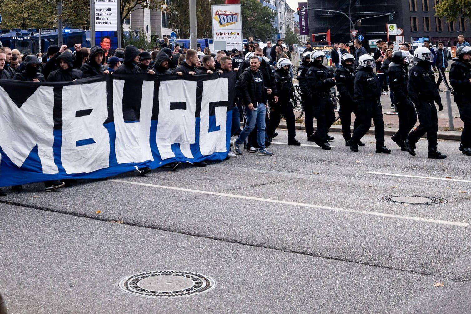 HSV-Fans marschieren unter Polizei-Aufsicht der Polizei ins Millerntor-Stadion (Archivbild): Solche Einsätze müssen bald die Klubs bezahlen. HSV-Fans marschieren unter Polizei-Aufsicht der Polizei ins Millerntor-Stadion (Archivbild): Solche Einsätze müssen bald die Klubs bezahlen.