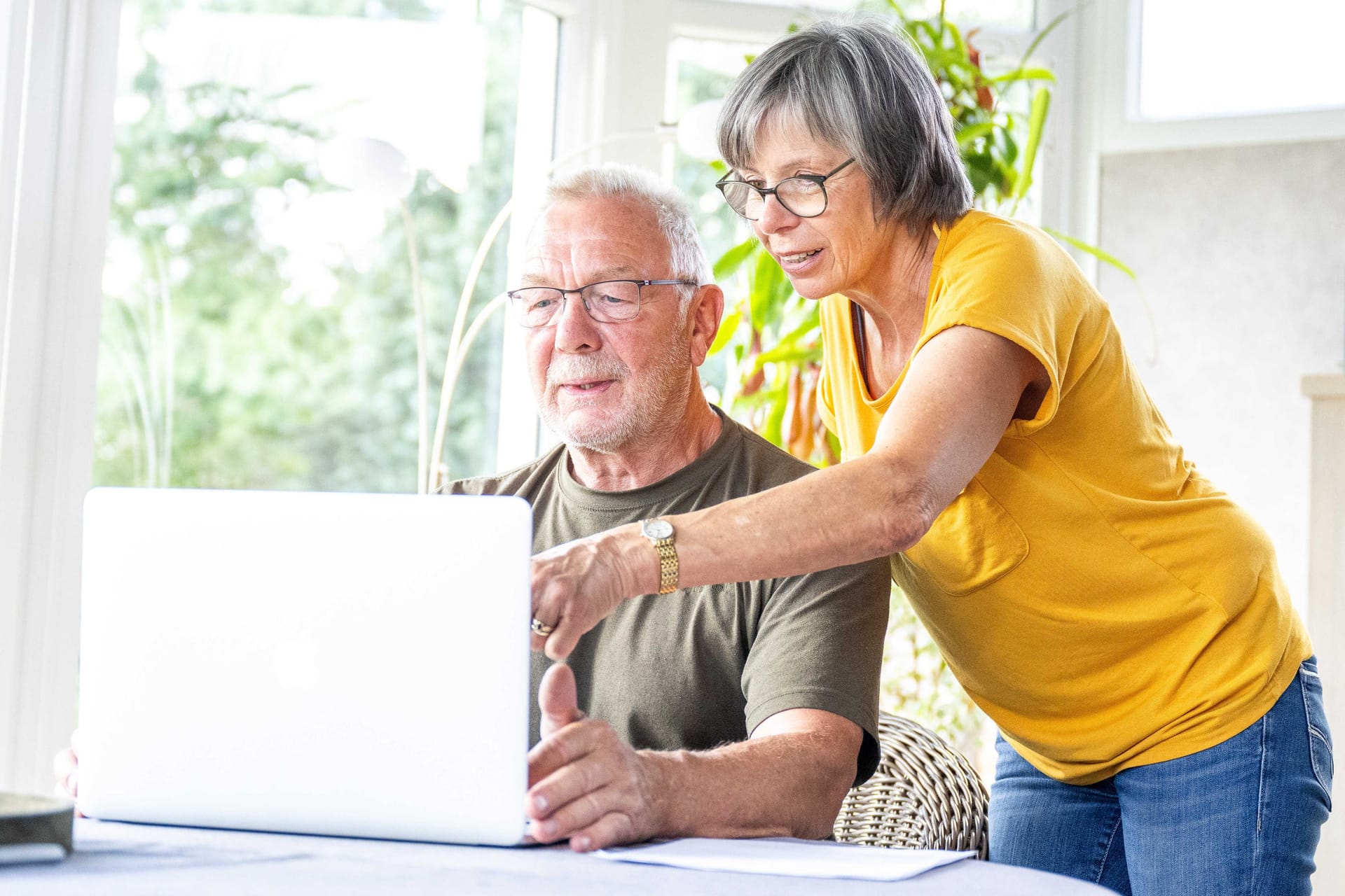 Paar am Laptop: Die Zinsentwicklung könnte Sparer zu einem Denkfehler verleiten. Paar am Laptop: Die Zinsentwicklung könnte Sparer zu einem Denkfehler verleiten.