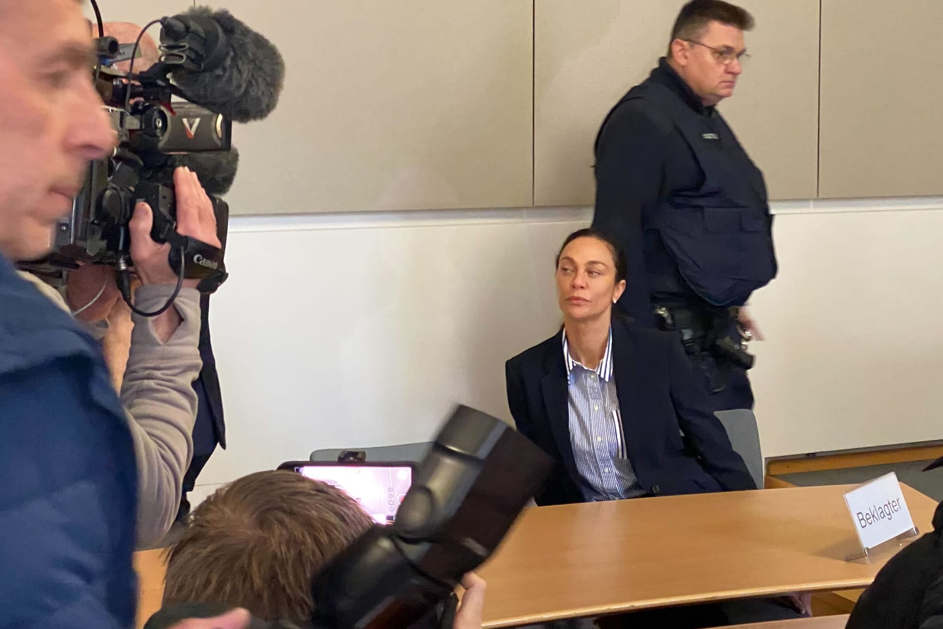 Lilly Becker nimmt Ende Februar im Gerichtssaal am Münchener Landgericht Platz (Archivbild): Viele Kameras waren auf sie gerichtet.