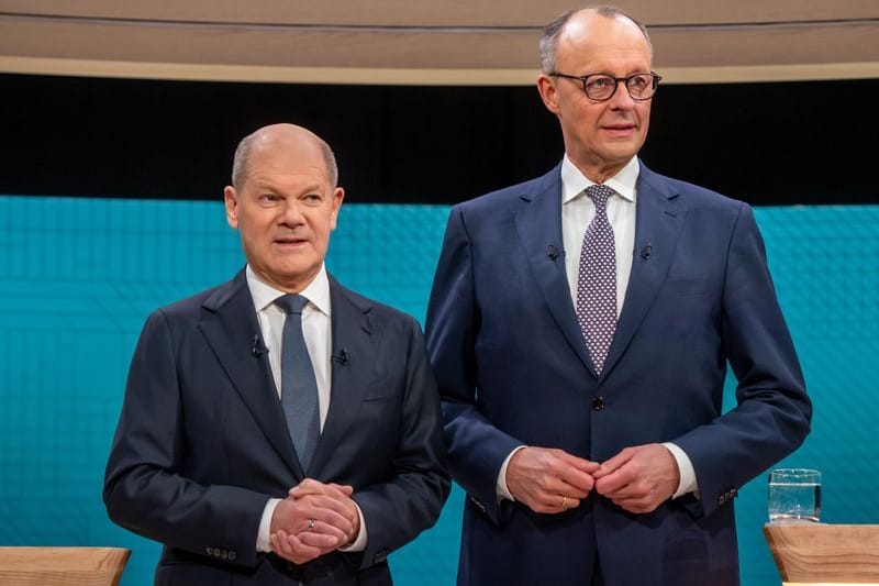 Bundeskanzler Olaf Scholz (l.) und Friedrich Merz vor dem TV-Duell von ARD und ZDF. 90 Minuten dauerte das erste Aufeinandertreffen im Studio Berlin-Adlershof. Es war bei Weitem nicht das Letzte vor der Wahl. Bundeskanzler Olaf Scholz (l.) und Friedrich Merz vor dem TV-Duell von ARD und ZDF. 90 Minuten dauerte das erste Aufeinandertreffen im Studio Berlin-Adlershof. Es war bei Weitem nicht das Letzte vor der Wahl.