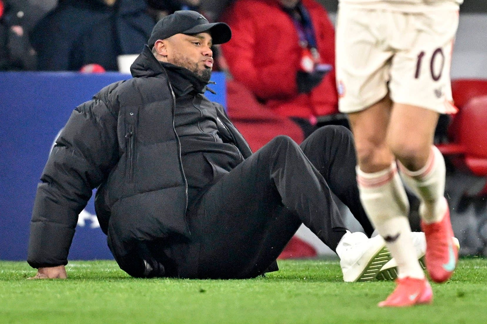 Vincent Kompany: Dem Belgier wurde der nasse Rasen zum Verhängnis. Vincent Kompany: Dem Belgier wurde der nasse Rasen zum Verhängnis.