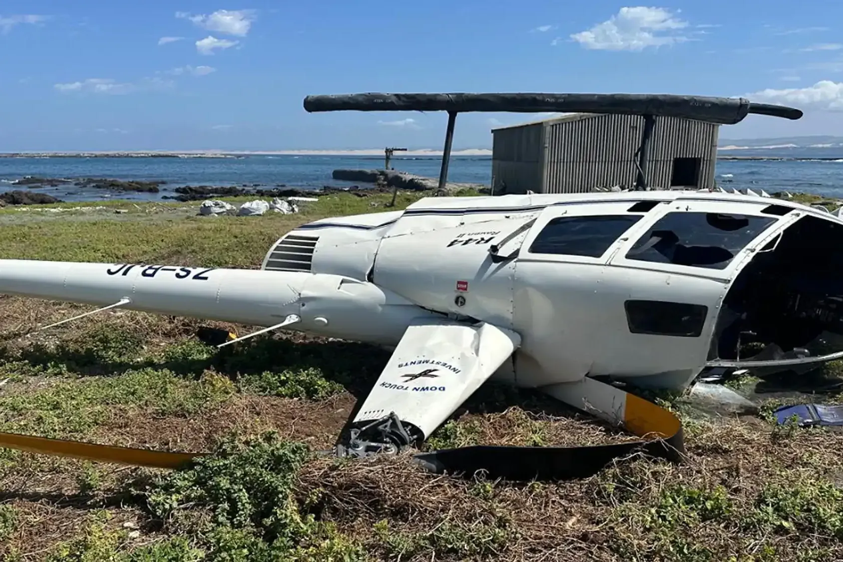 Der Hubschrauber stürzte rund 18 Meter neben dem Startplatz ab: Der Schaden ist erheblich.