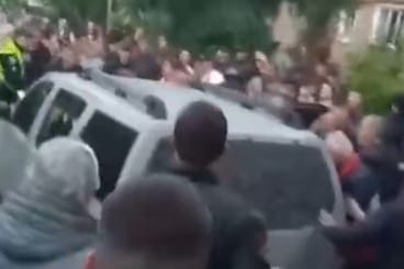 Diese auf X verbreiteten Bilder sollen den Vorfall in Kamjanez-Podilskyj zeigen: Angeblich hatten Soldaten zuvor einen Wehrpflichtigen in das Auto gezerrt.