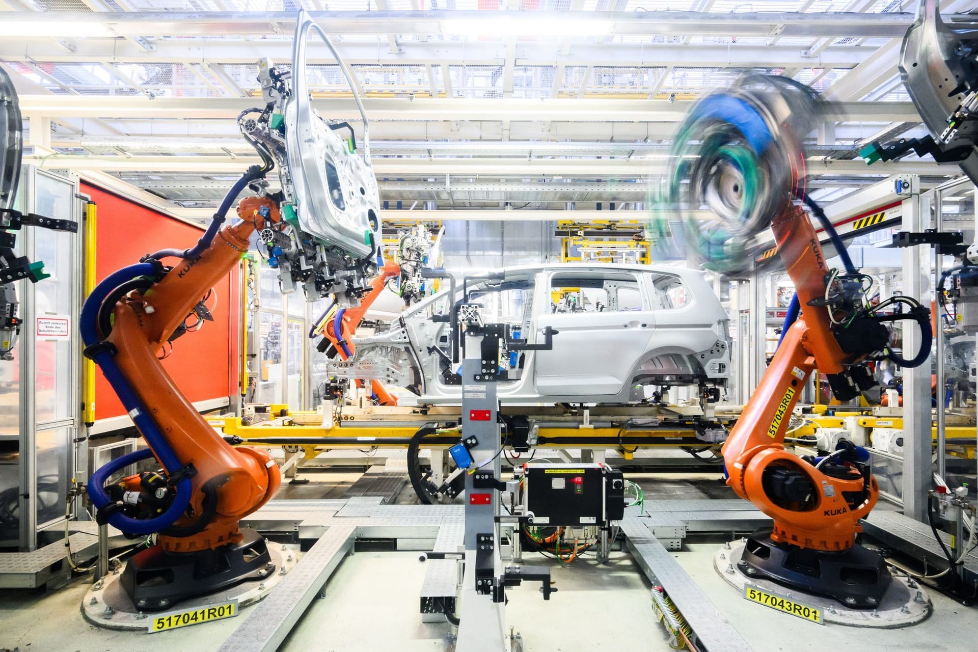 Roboter montieren im Karosseriebau Türen an einen Neuwagen