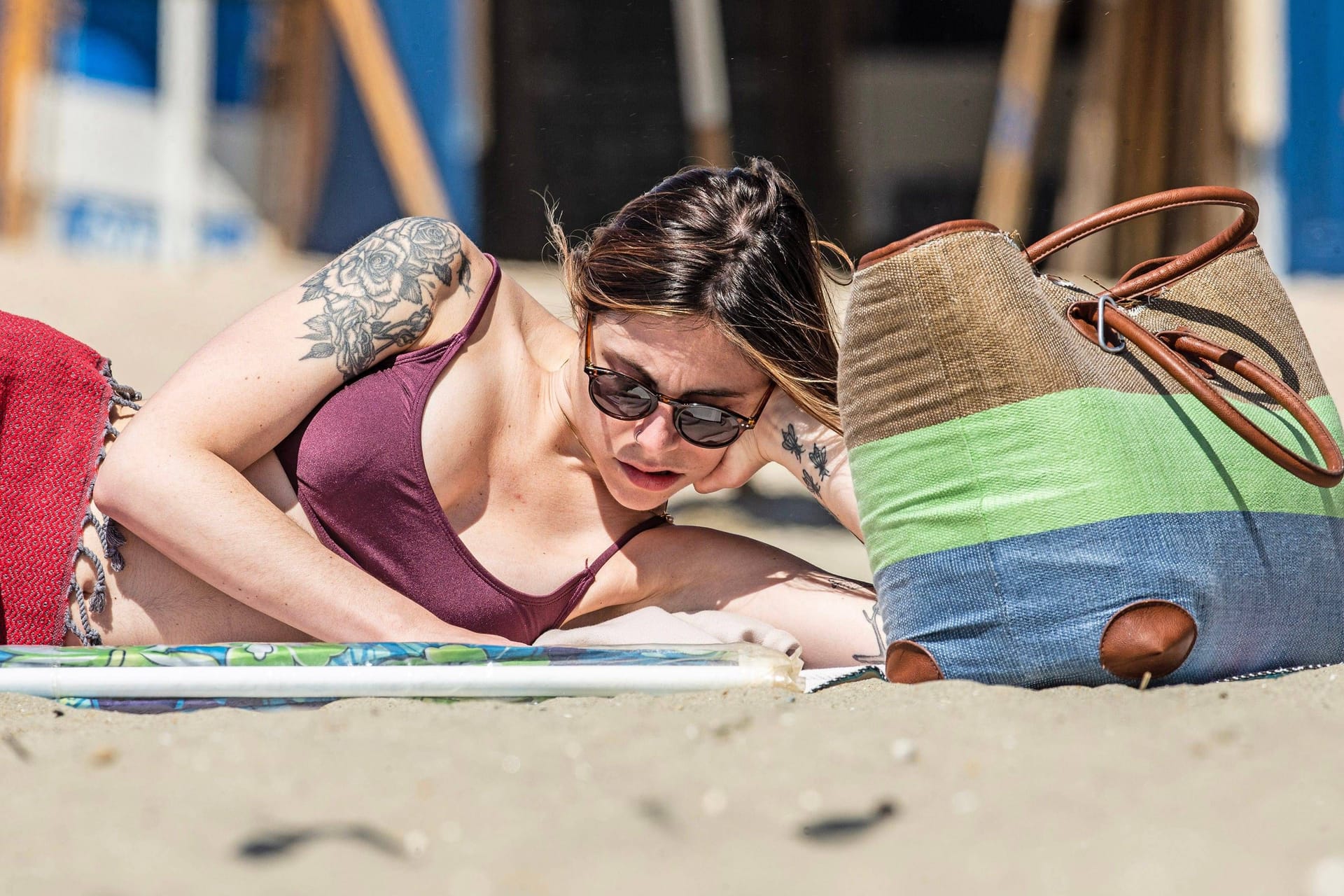 Sonne, Sand, Superlektüre: Eine Frau liest am Strand ein Buch.
