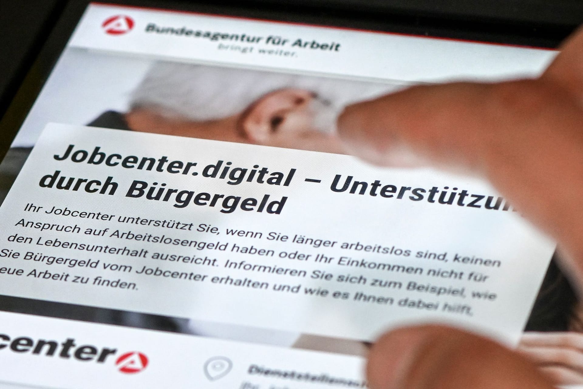 Bürgergeldantrag im Jobcenter auf einem Tablet