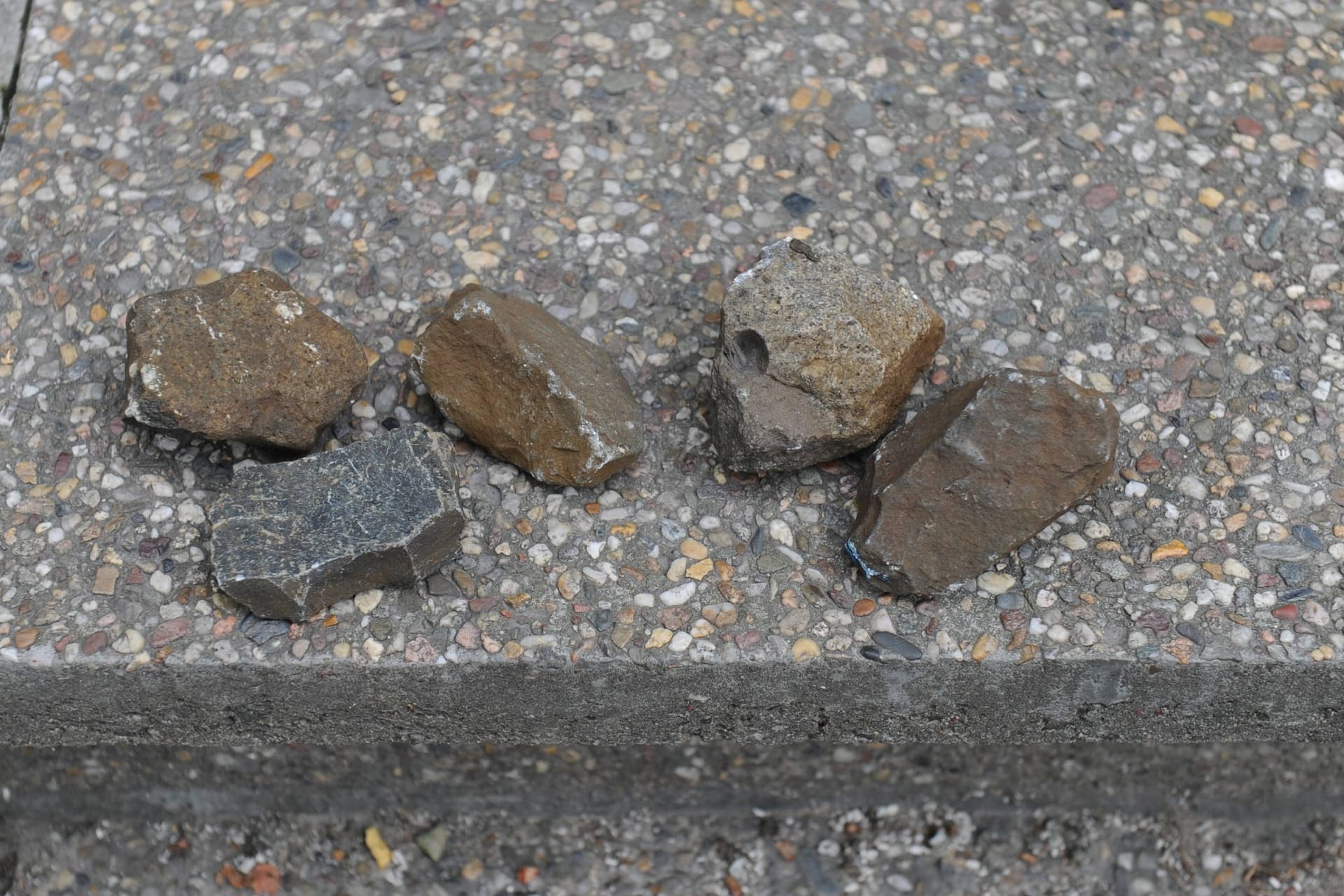 Steine liegen bereit (Symbolbild): Steine liegen bereit (Symbolbild):