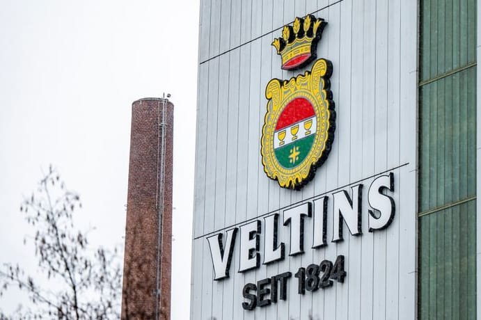 Blick auf das Firmengebäude mit Logo der Veltins Brauerei: In der Brauereifamilie tobt ein heftiger Erbstreit. Blick auf das Firmengebäude mit Logo der Veltins Brauerei: In der Brauereifamilie tobt ein heftiger Erbstreit.