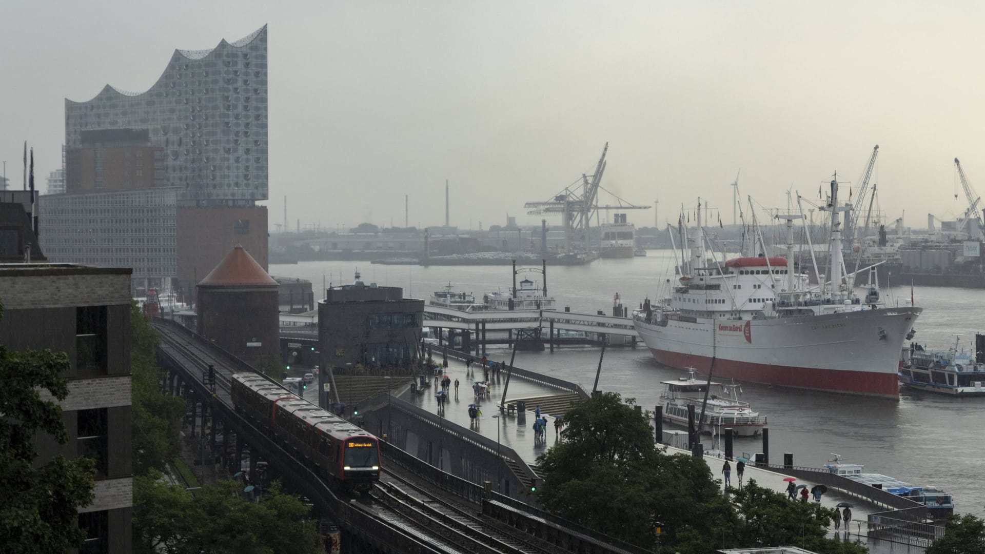Regen und Gewitter in Hamburg (Symbolbild): Über Pfingsten wird es in der Hansestadt unbeständig, kühl und teils stürmisch. Regen und Gewitter in Hamburg (Symbolbild): Über Pfingsten wird es in der Hansestadt unbeständig, kühl und teils stürmisch.