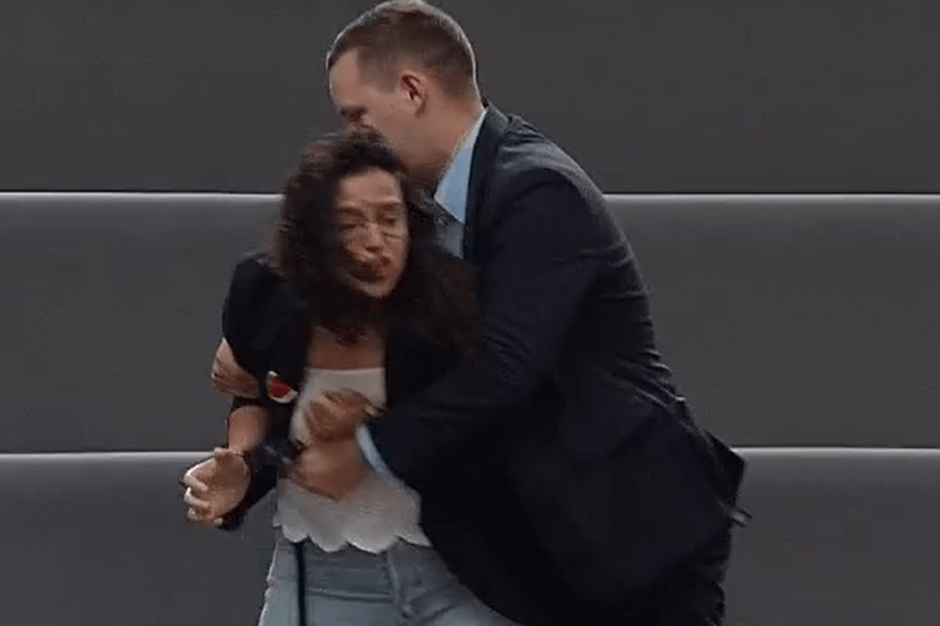 Eine pro-palästinensische Demonstrantin wird aus dem Bundestag geworfen: Die Frau störte die Regierungsbefragung von Außenminister Wadephul. Eine pro-palästinensische Demonstrantin wird aus dem Bundestag geworfen: Die Frau störte die Regierungsbefragung von Außenminister Wadephul.