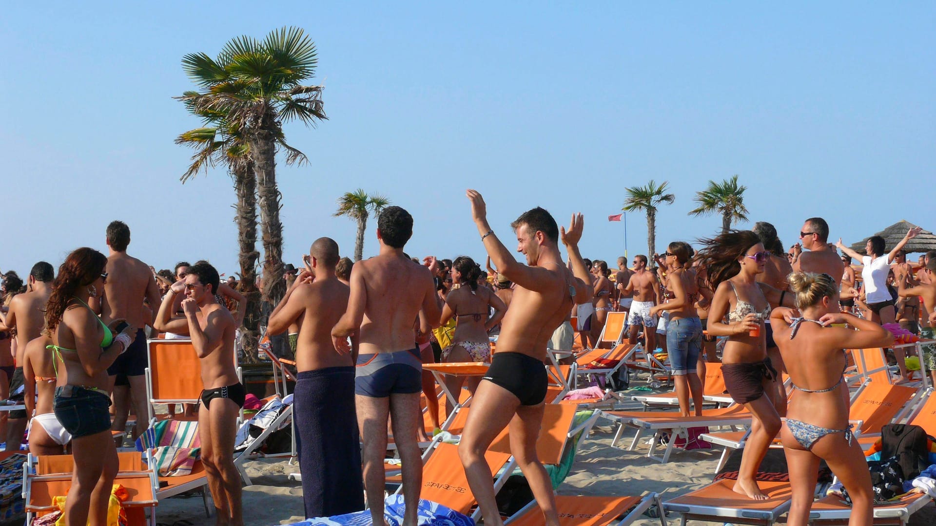 Strand voller feiernder Menschen (Symbolbild): Chaotisches Pfingstwochenende in Lignano alarmiert Italien. Strand voller feiernder Menschen (Symbolbild): Chaotisches Pfingstwochenende in Lignano alarmiert Italien.